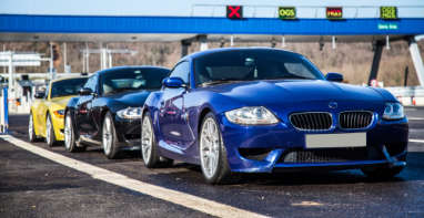 Luxuslimousine und Sportwagen auf der Straße – Autoexport aus Kassel Luxuslimousine und Sportwagen auf der Straße – Autoexport aus Kassel